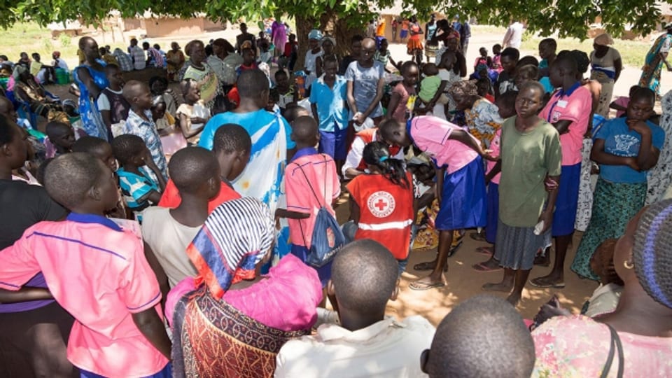 Das Rote Kreuz verteilt in einer Flüchtlingssiedlung in Uganda Hygienepakete.
