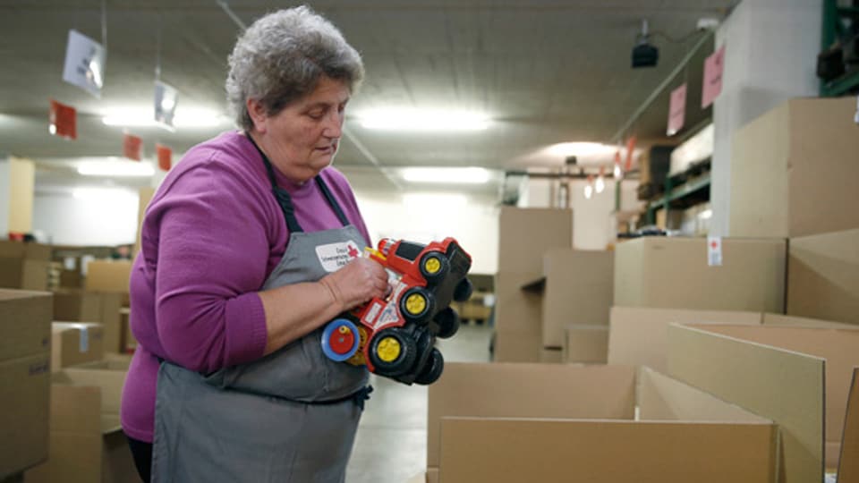 Freiwilligenarbeit in der Schweiz: Diese Helferin sortiert Spielzeug für die Aktion «2 x Weihnachten».