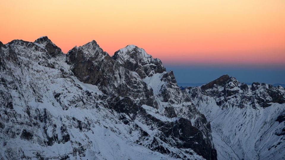 Sonnenaufgang über den Engelberger Alpen.
