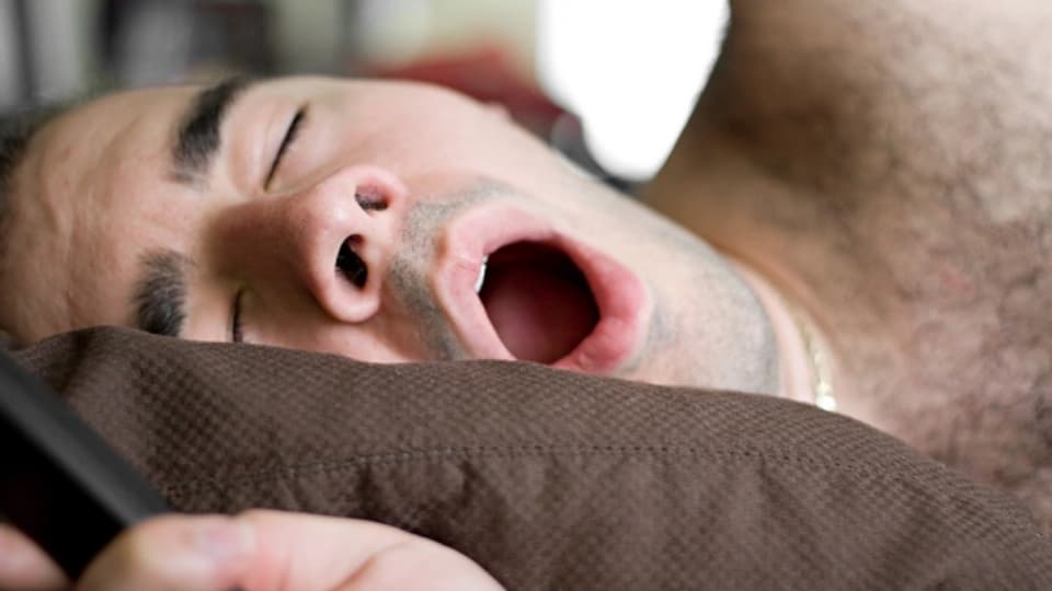 Bis zu 150'000 Personen leiden neben dem Schnarchen auch unter Schlafapnoe.