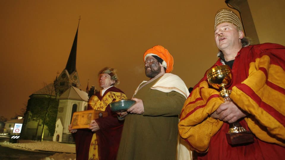 Die heiligen drei Könige ziehen 2009 durch Stans, um der Bevölkerung singend ein gutes neues Jahr zu wünschen.