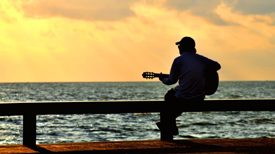 Musik am Meer: Die Gitarre vermittelt ein einmaliges Lebensgefühl.