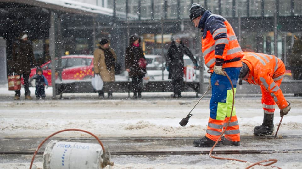 Arbeiter in St. Gallen im kalten Winter 2012.