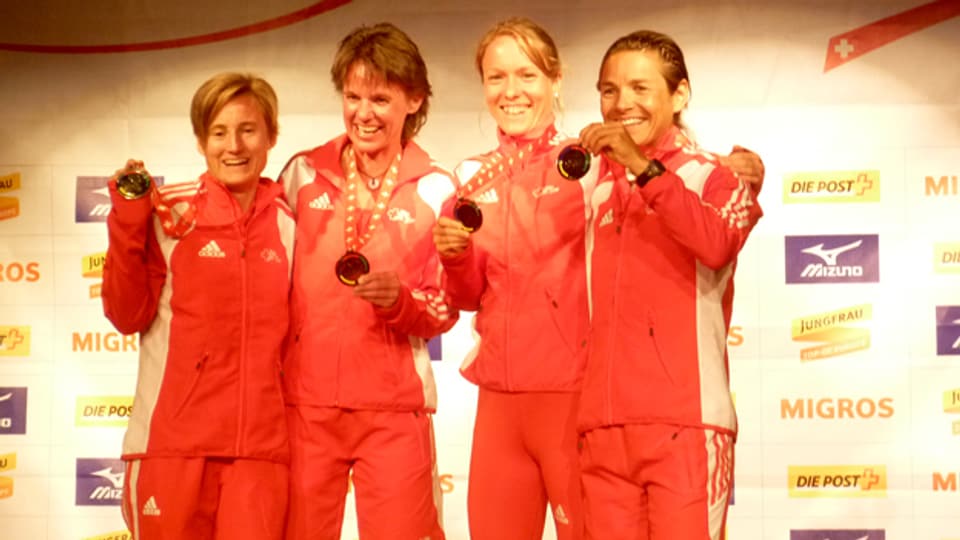 Stolze Medaillengewinnerinnen: Angela Haldimann und ihr Team gewannen Silber am Langdistanz Berglauf 2012.