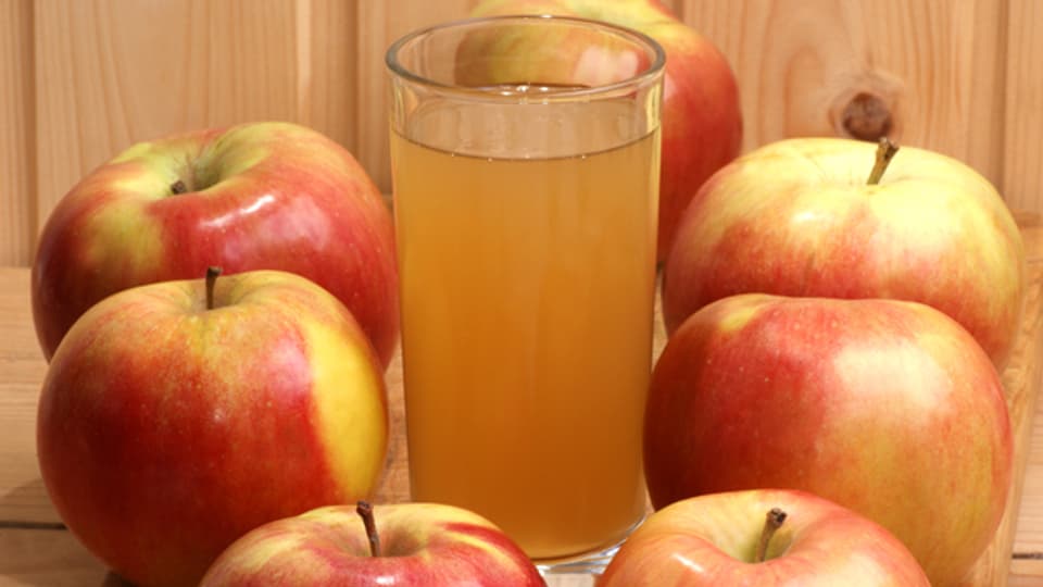 Beim Apfelsaft gibt es Geklärten, Naturreinen, Gärsaft oder Mischsaft.