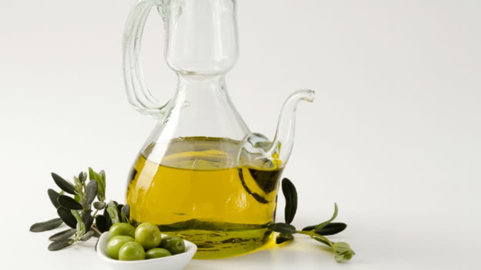 Olivenöl enthält einen Inhaltsstoff, der einem Wirkstoff in Kopfschmerztabletten ähnlich ist.