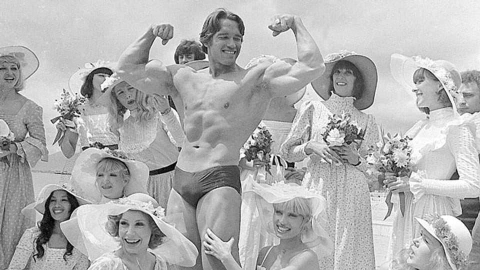 Arnold Schwarzenegger zeigte 1977 am Filmfestival in Cannes seine Muskeln.