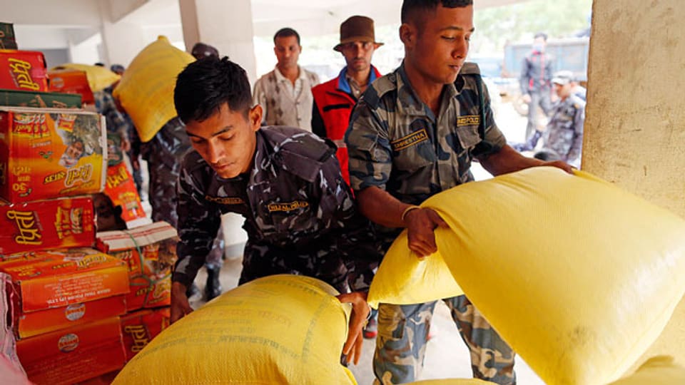 Nepalesische Soldaten bereiten Hilfsgüter für den Transport vor.