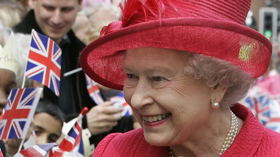 Königin Elisabeth II. spaziert 2006 anlässlich ihres 80. Geburtstag durch die Menge in Windsor.