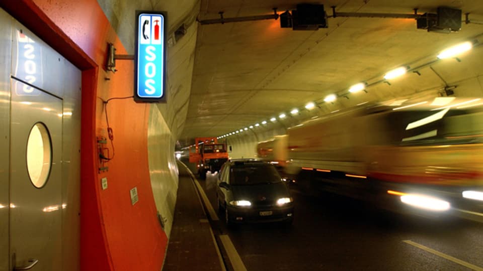 Notrufsäule im Gorgier-Tunnel auf der A5 bei Saint Aubin.