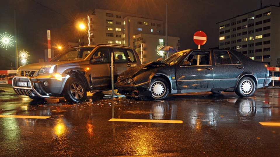 Ein 49-jähriger Autolenker verursachte in Basel einen Verkehrsunfall. Er missachtete den Rechtsvortritt und kollidierte mit einem vortrittsberechtigten Personenwagen.