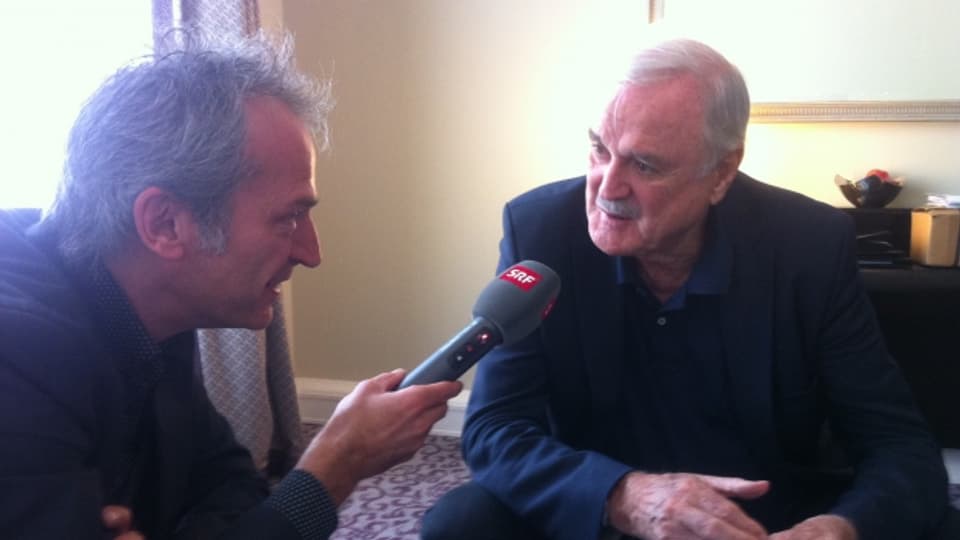 John Cleese gibt SRF Kulturredaktor Michael Luisier ein exklusives Interview.