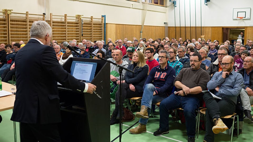 Der zukünftige Gemeindepräsident Beat Röschlin aus Walchwil (ZG) stellte sich im Januar in Sedrun der Gemeinde vor.