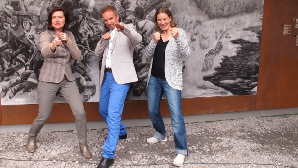 Im historischen Gelände Morgarten: «Persönlich»-Katharina Kilchenmann (links) mit Michael van Orsouw und Nadia Styger.