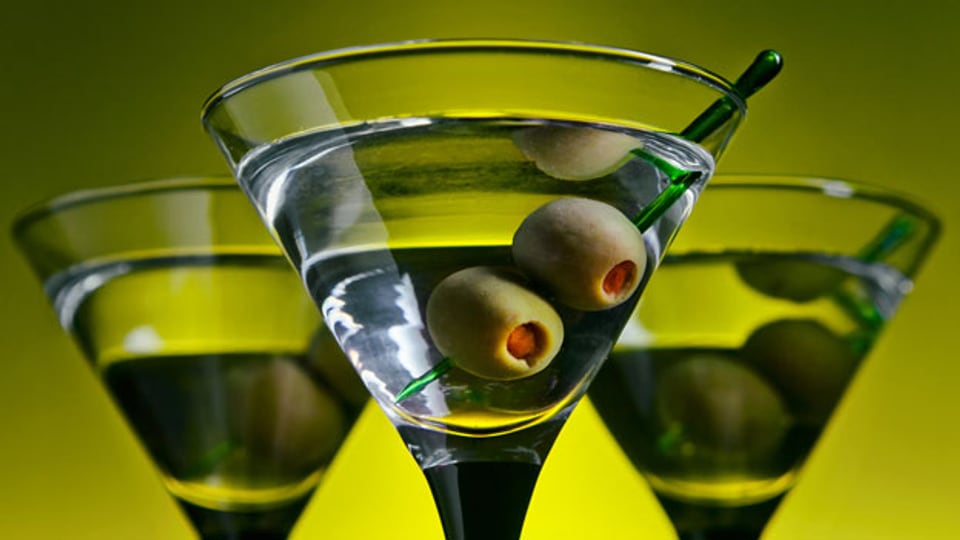 Zum Beispiel mit Olive: Wermut lässt sich auf verschiedene Arten geniessen.