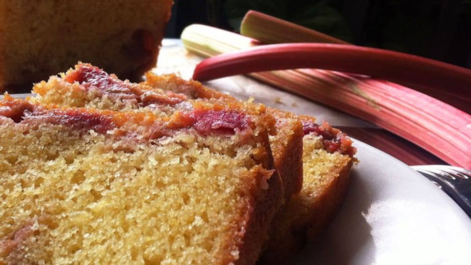 Der Rhabarber-Cake schmeckt nicht nur wunderbar, er ist auch einfach und schnell gemacht.