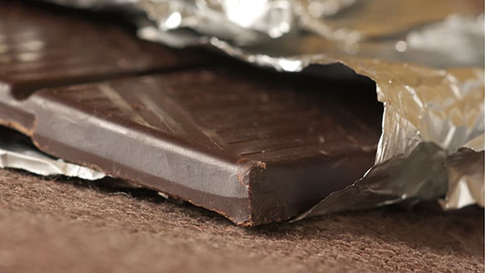 Bildet sich auf der Schokolade ein weisslicher Schleier, kann sie trotzdem gegessen werden.