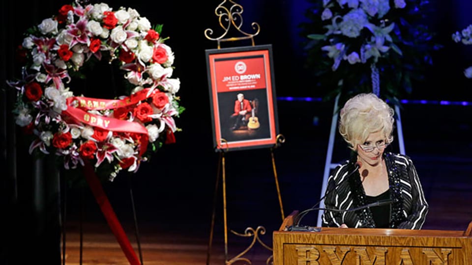 Brenda Lee hält an der Beerdigung von Jim Ed Brown eine Ansprache.