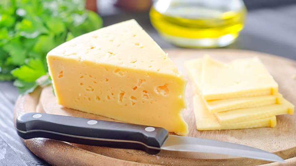 Den Käse richtig schneiden, damit die Käseplatte bis zum Schluss einladend bleibt.