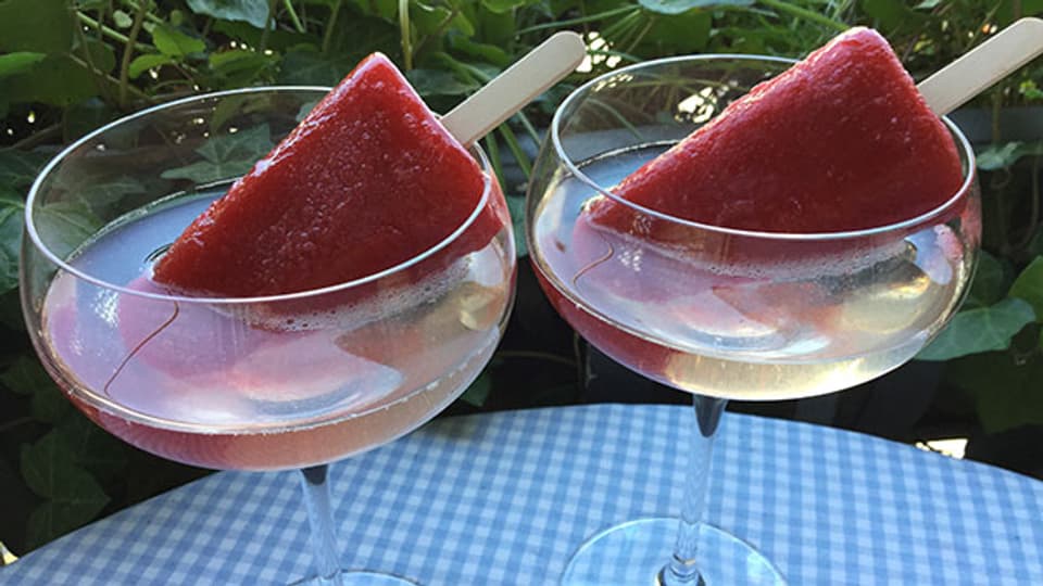 Erfrischung für heisse Tage: Erdbeer-Aperol-Sorbet am Stengel.