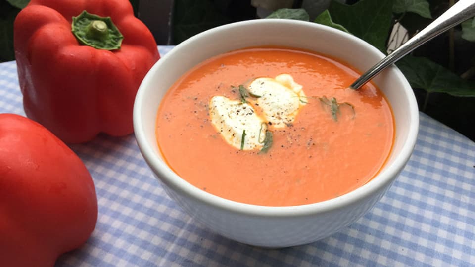 Der Sommer in der Suppenschüssel. Die Peperoni-Suppe kann kalt und warm serviert werden.