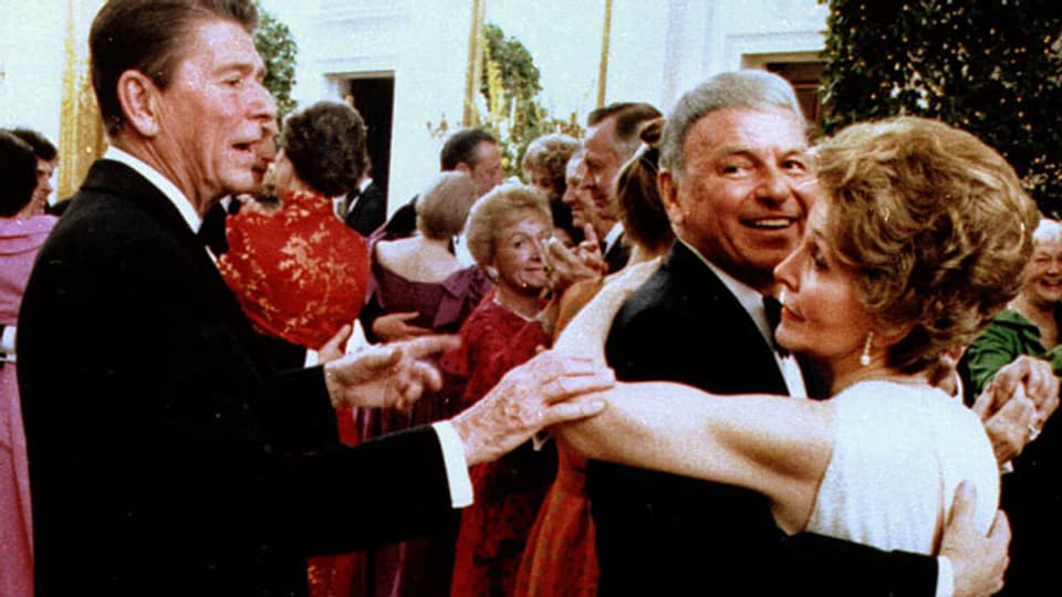 1981: Als es US-Präsident Ronald Reagan zu bunt wird, unterbricht er seine Nancy und Frank Sinatra beim Tanzen.