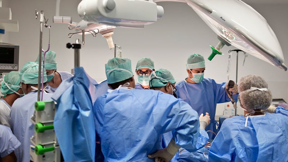 Ein Ärzteteam entnimmt ein Spenderherz. Das Herz soll im Kinderspital Zürich einem 7-jährigen Kind einoperiert werden.