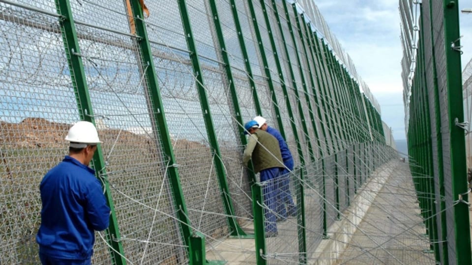 Mauerbau gegen Migranten in der spanischen Enklave Melilla in Nordafrika