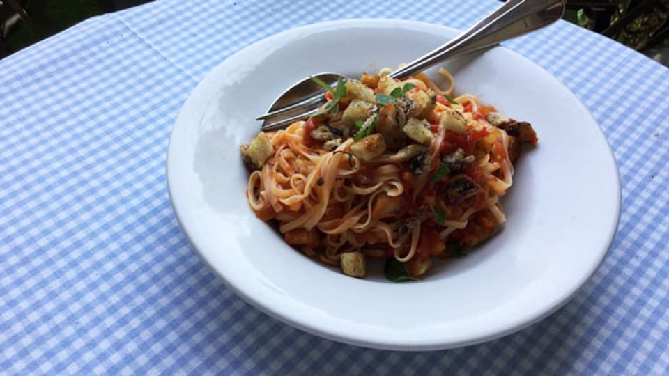 Herrlich zu Pasta: Sugo von sonnenreifen Tomaten mit Sardinen und Croûtons.