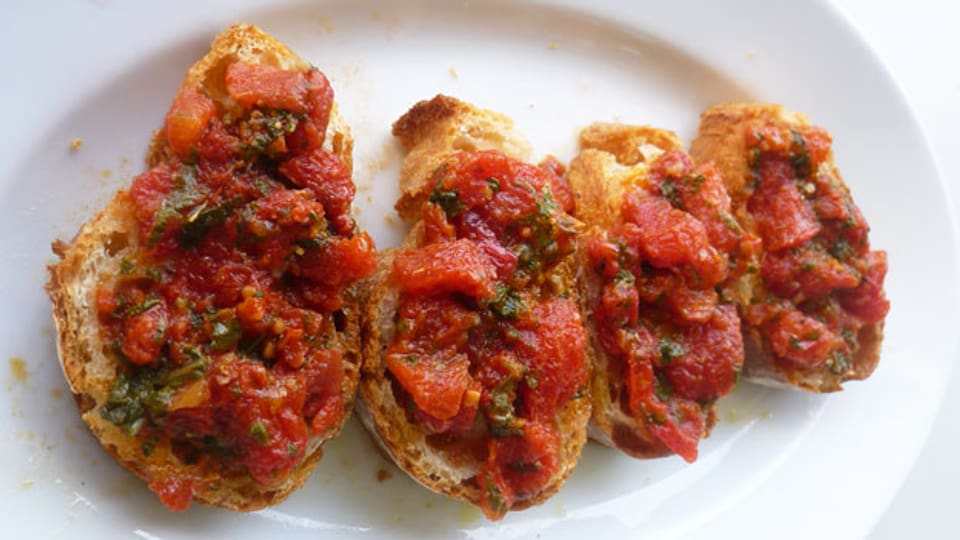 Knusprig und saftig zugleich: Crostini mit kalter Tomatensauce.