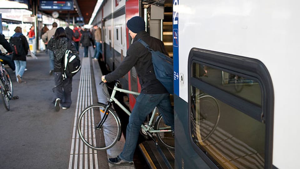 Velotransport: Man geht auf Nummer sicher, wenn man sich im Zug einen Platz reserviert.