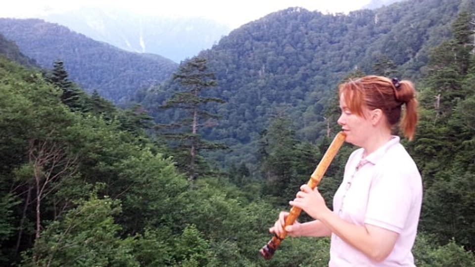 Die Schweizerin Jessie Kitaguchi spielt die japanische Bambusflöte «Shakuhachi».