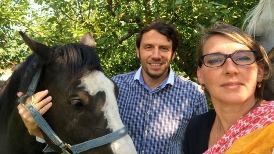 Franziska Thomas mit ihrem Partner Patrick Huber und den beiden Pferden Uligario (weiss) und Spiker.