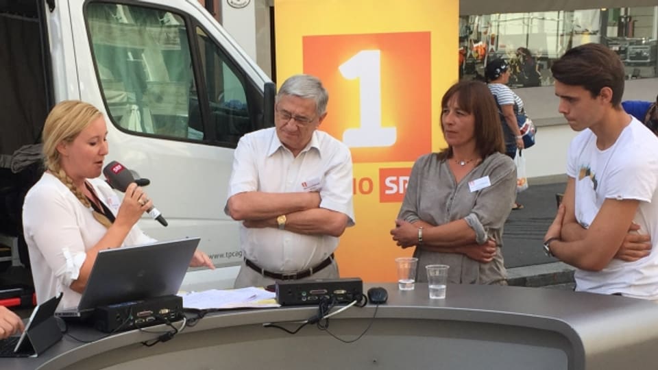 «Jetzt reden wir»: Die Wähler Bernhard Stähelin, Karolin Wirthner und Cyrill Gurtner mit Moderatorin Christina Lang.