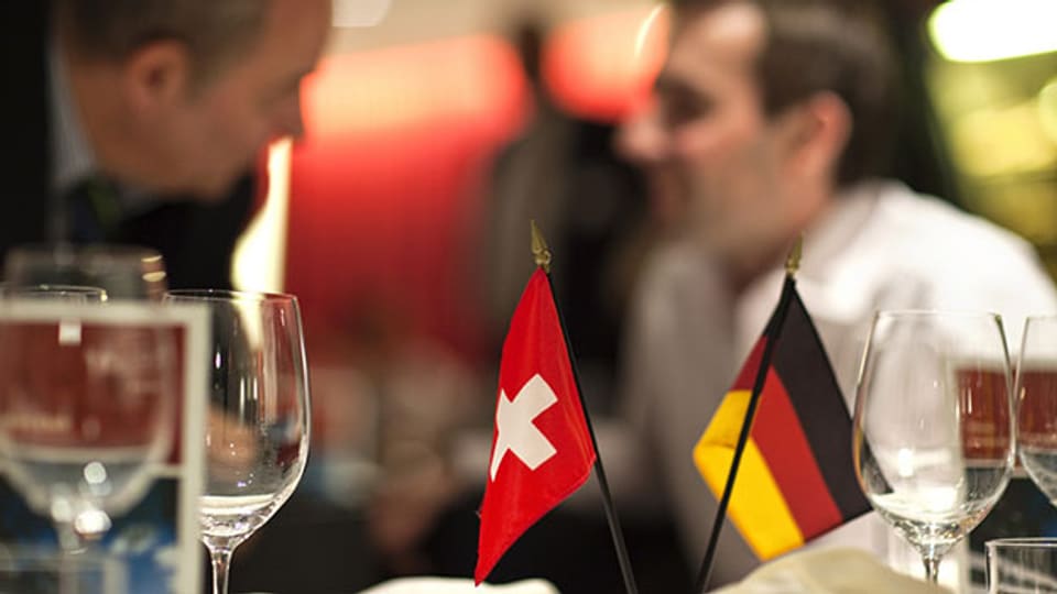 An einem Networking-Treffen tauschen sich Schweizer und Deutsche aus.