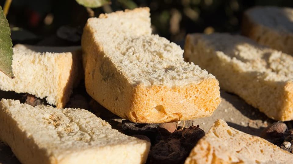 Statt altes Brot wegzuwerfen, kann man daraus eine Vielzahl süsser und salziger Köstlichkeiten zaubern.