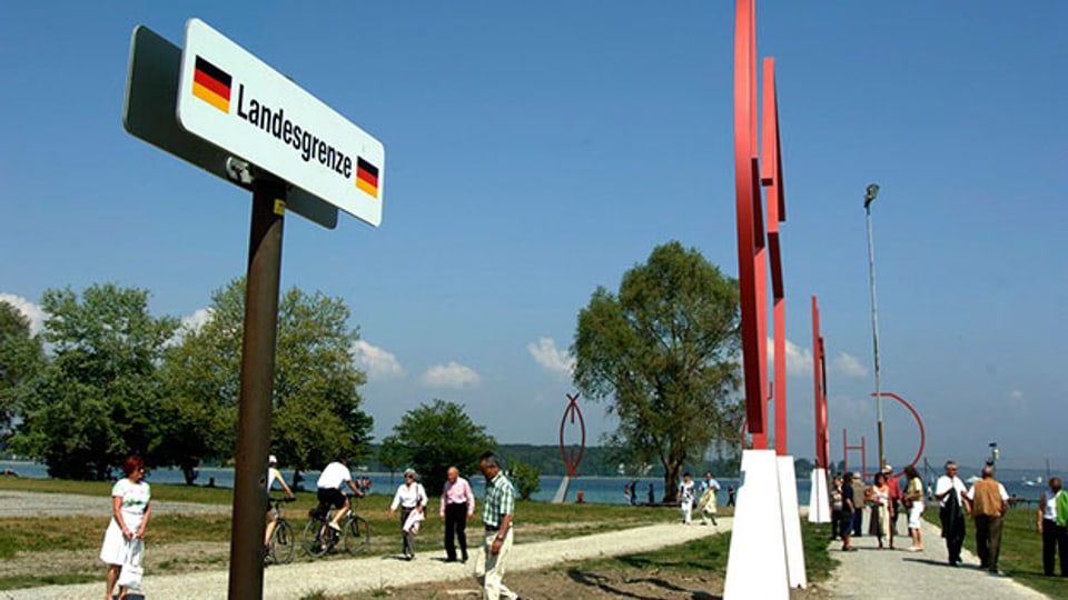 Kunst statt ein Zaun verbindet Konstanz und Kreuzlingen am Bodensee, seit 2007.