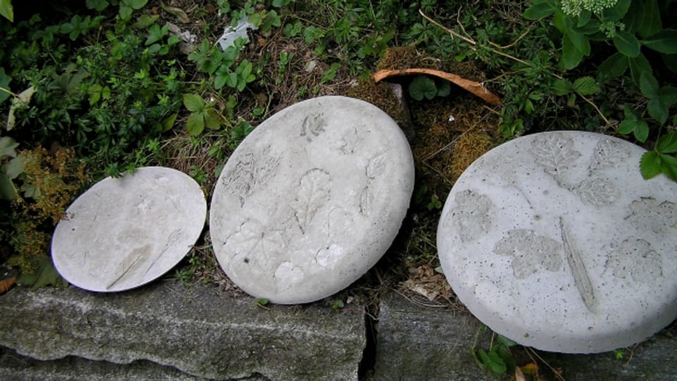 Serie von selbst gemachten Betonplatten fürs Beet oder als Geschenk für Freunde, denen man schon lange gern mal einen Stein in den Garten geworfen hätte.