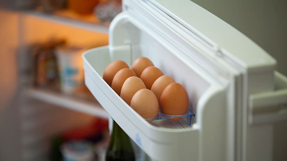 Es gibt einfache Tricks, um schelchten Gerüchen im Kühlschrank den Garaus zu machen.