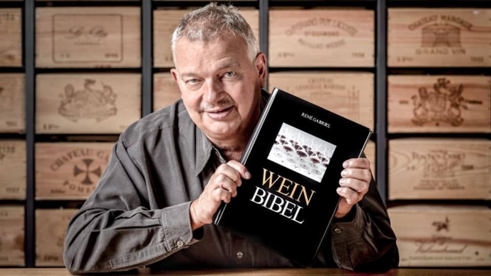 Weindegustator und Autor René Gabriel mit seinem siebten Buch.