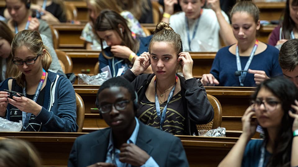 Jugendliche verfolgen im November 2014 die Rede von Bundespräsident Didier Burkhalter an der Jugendsession.