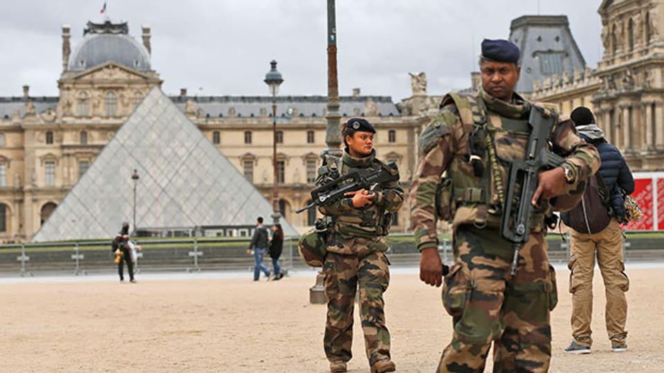 Militär bewacht den Louve nach den Anschlägen in Paris.