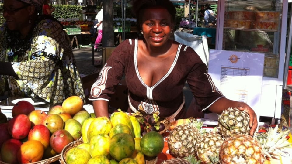 Früchte aus Kamerun: Francette Dubach-Obe verkauft Früchte aus ihrer Heimat in der Schweiz.