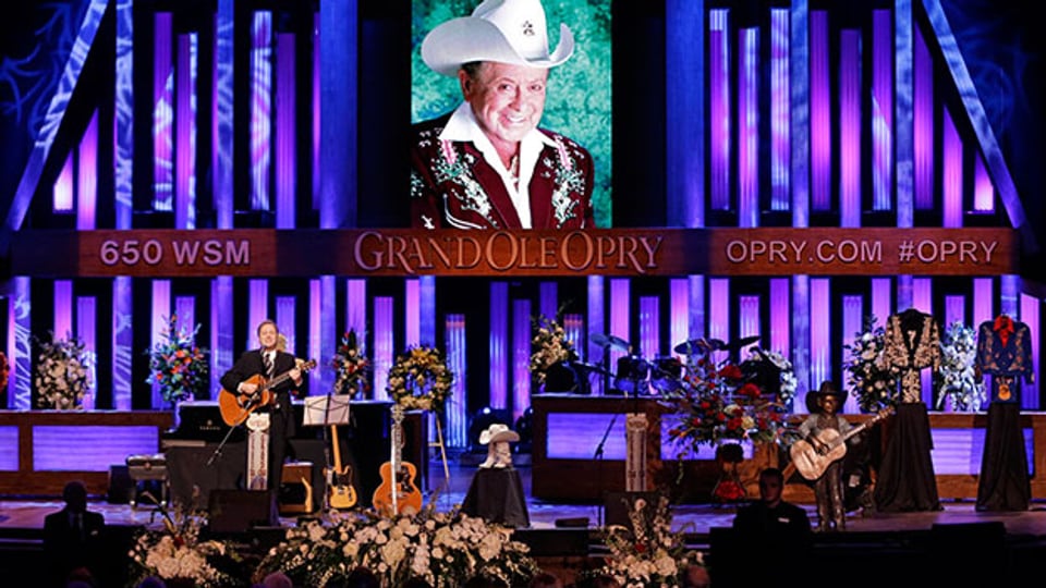 Steve Wariner spielt 2015 an der Beerdigung von Little Jimmy Dickens im Grand Ole Opry House.