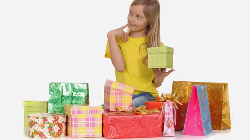 Die 10- bis 13-Jährigen packen nach wie vor gerne Geschenke aus, freuen sich aber längst nicht mehr über alles.
