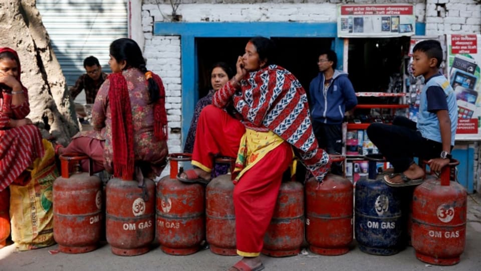 Leere Gasflaschen: In Kathmandu wollen Frauen und Kinder ihre Gasflaschen auffüllen.