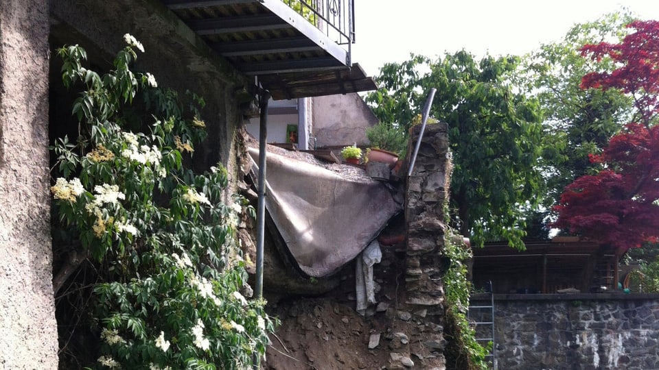 Mit einem Knall weggeschwemmt: die Terrasse des Hauses (Bild: privat)