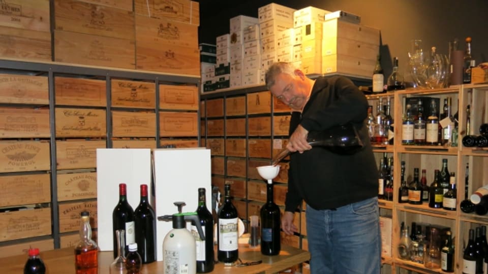 René Gabriel beim Dekantieren im Weinkeller: „Unbedingt immer einen Plastic-Trichter verwenden, Metall kann den Wein verändern.“.