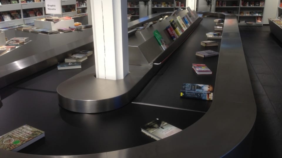 die Zukunft in der Stadtbibliothek Basel hat begonnen: Auf dem Förderband liegen die beliebtesten Titel.