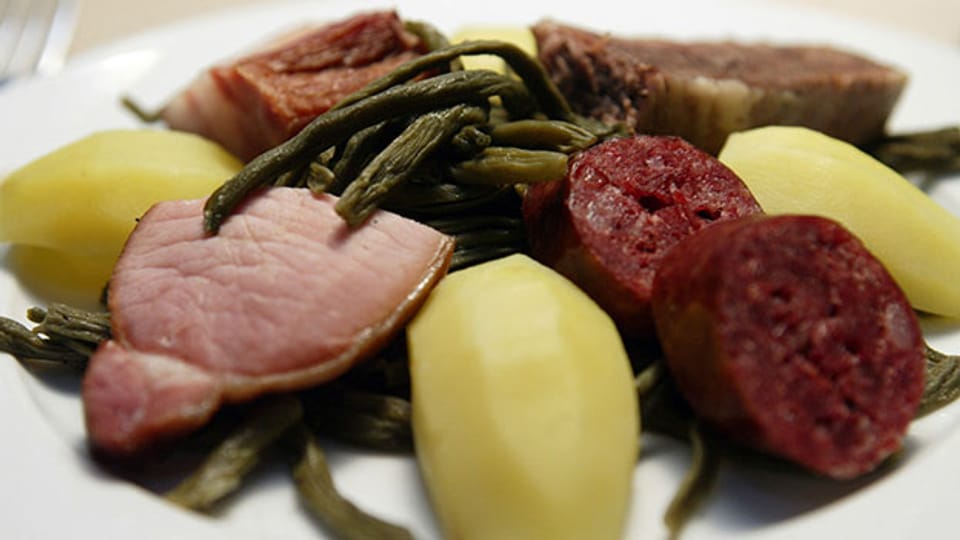 Ein typisches Berner Gericht auch an Weihnachten: Dörrbohnen, Salzkartoffeln, Wurst, Rippli, Speck und Siedfleisch.